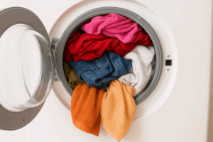 Waschmaschine richtig beladen – optimale Füllmenge & clevere Tipps 2 Waschmaschine völlig überladen und vollgestopft